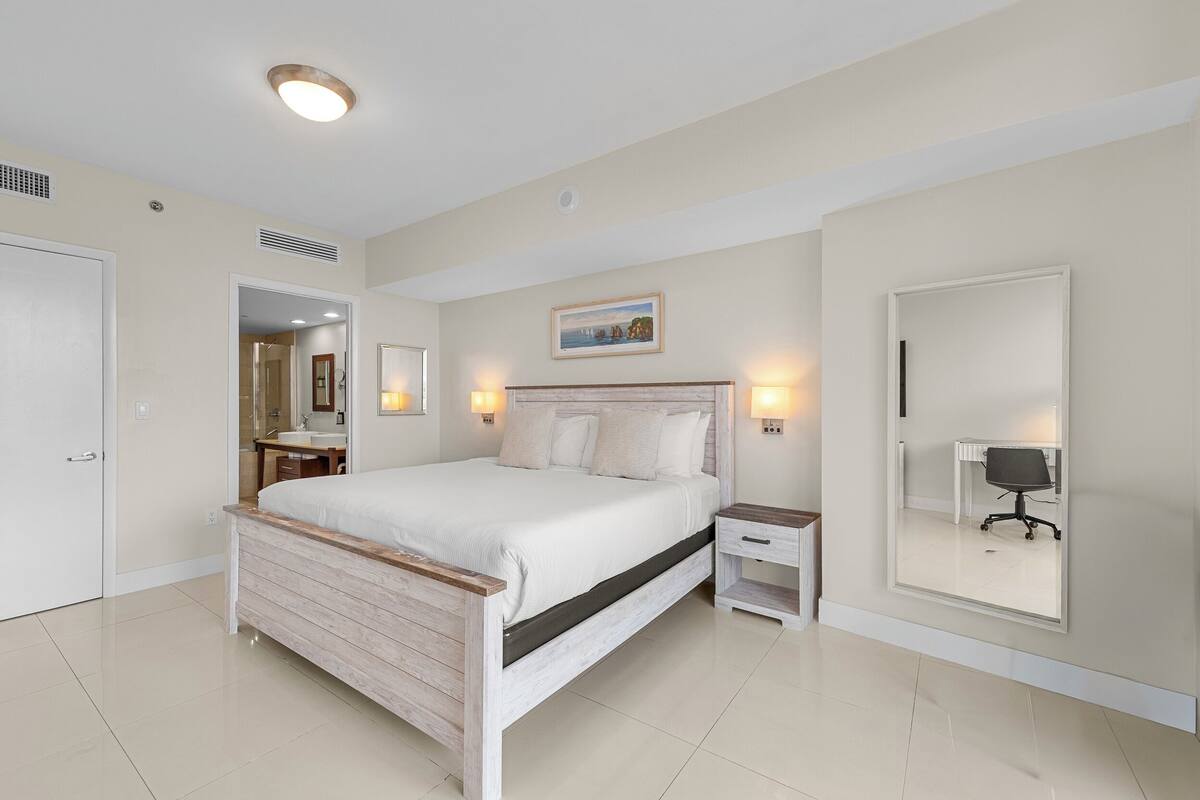 Căn hộ có thiết kế đặc trưng, 1 giường cỡ king và sofa giường, quang cảnh kênh | Chăn bông, bàn, khu vực làm việc phù hợp cho laptop 