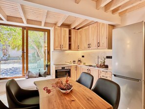 Private kitchen - Skouna 2 Luxury Suite (Roda)