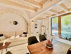 Living area - Skouna 2 Luxury Suite (Roda)