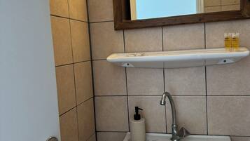 Standard Double Room, Balcony, Harbour View | Bathroom | Shower, free toiletries, hair dryer, towels