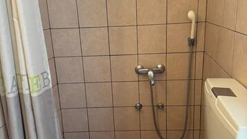 Chambre Double Standard, balcon, vue port | Salle de bain