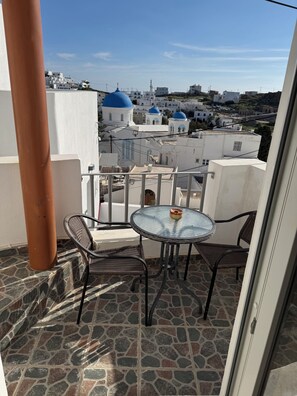 Habitación Deluxe doble, balcón, vistas al puerto | Restaurante al aire libre