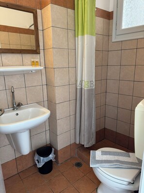Standard Double Room, Balcony, Harbour View | Bilik Mandi | Pancuran mandi, kelengkapan dandanan diri percuma, pengering rambut 