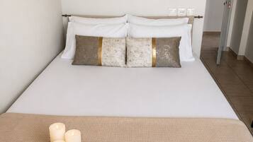 Standard Double Room, Balcony, Harbour View | Free WiFi