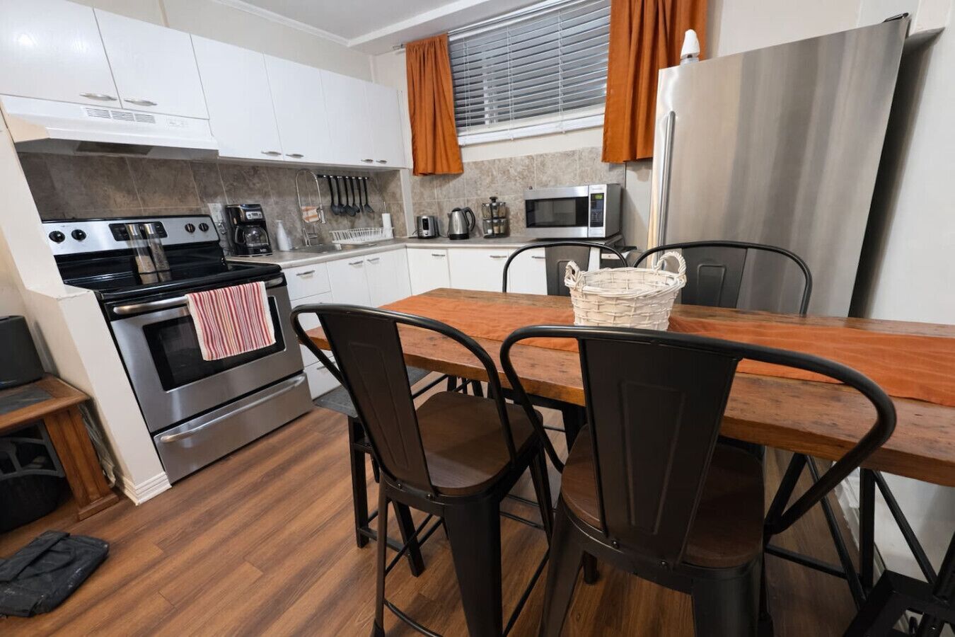 Réfrigérateur, four à micro-ondes, un four, surface de cuisson