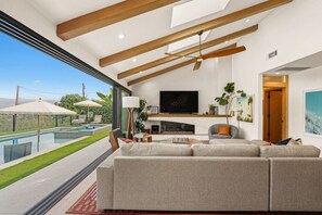 TV, fireplace, stereo - Modern Luxury Retreat w/ Pool Spa & Stunning Views (Los Angeles)