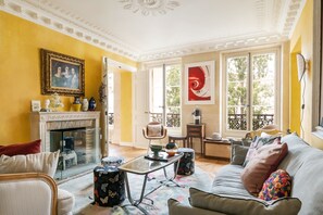 Living area - Saint Germain Artiste (Paris)