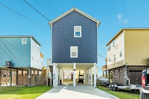 Exterior - Surfside Beach Getaway: Family & Ocean Fun! (Surfside Beach)