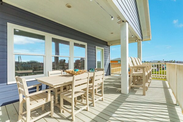 Outdoor dining - Surfside Beach Getaway: Family & Ocean Fun! (Surfside Beach)