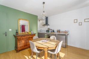 Fridge, microwave, oven, coffee/tea maker - Le Boisé - Gites Bo - Studio Apartment, Sleeps 4 (Baubigny)
