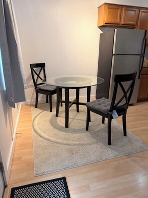 Dining - Tampa Oasis- In Unit Laundry (Tampa)