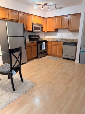 Private kitchen - Tampa Oasis- In Unit Laundry (Tampa)