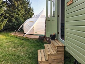 Exterior - Shepherds Belle & Croft Hut - QU7633 (Messing)