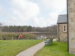 Property grounds - 4 bedroom accommodation in Darwin Lake, near Matlock (Darwin Lake, near Matlock)