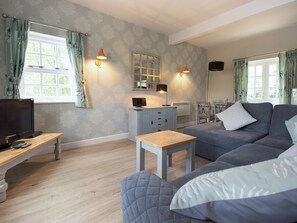 TV - Spacious stone cottage set in beautiful woodland with lovely views over a lake. (Darwin Lake, near Matlock)
