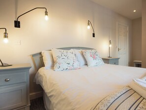 2 bedrooms, free WiFi - Spacious stone cottage set in beautiful woodland with lovely views over a lake. (Darwin Lake, near Matlock)