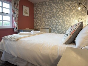2 bedrooms, free WiFi - Spacious stone cottage set in beautiful woodland with lovely views over a lake. (Darwin Lake, near Matlock)