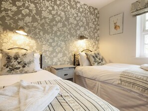 2 bedrooms, free WiFi - Spacious stone cottage set in beautiful woodland with lovely views over a lake. (Darwin Lake, near Matlock)
