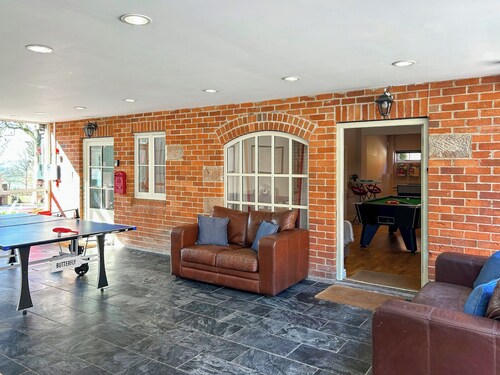 5 bedroom accommodation in Carsington, near Ashbourne