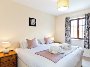 4 bedrooms, free WiFi - Attractive barn conversion set in three acres of shared grounds. (Carsington, near Ashbourne)