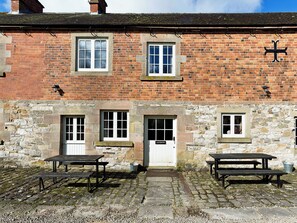 Outdoor dining - Attractive barn conversion set in three acres of shared grounds. (Carsington, near Ashbourne)