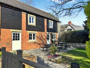 Outdoor dining - 4 bedroom accommodation in Carsington, near Ashbourne (Carsington, near Ashbourne)