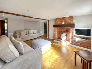 TV, fireplace - 4 bedroom accommodation in Carsington, near Ashbourne (Carsington, near Ashbourne)
