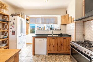 Fridge, microwave, oven, dishwasher - L'Orangerie - Terrasse avec vue sur la montagne (Ajaccio)