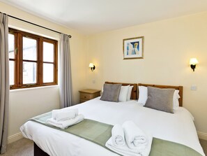 A hotel room with a bed, two bedside lamps, a painting on the wall, and a window with curtains. - 2 bedroom accommodation in Carsington, near Ashbourne (Carsington, near Ashbourne)