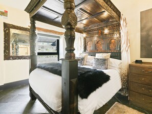 1 bedroom, free WiFi - Quirky accommodation with splendid four poster bed and private hot tub. (Alport, near Bakewell)