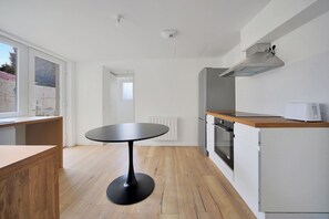 Fridge, microwave, oven, dishwasher - La Maison Liévinoise - Proche Gares Liéven et Lens (Liévin)