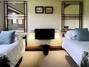 4 bedrooms, free WiFi - 4 bedroom accommodation in Alport, near Bakewell (Alport, near Bakewell)