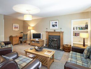 TV, fireplace - Highland Cottage - SXXK (Glendaruel)