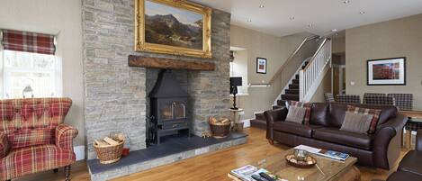 TV, fireplace