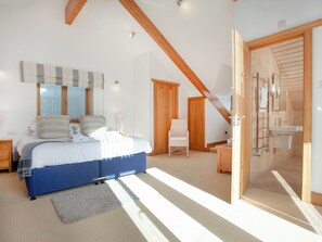 3 bedrooms - Shark Fin completely has the wow factor. (Sennen)