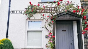 A building with a white exterior, a wooden door, and a sign reading 'PARK STREET.' - 3 bedroom accommodation in Ambleside (Ambleside)