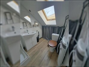 シャワー、タオル、石鹸、トイレットペーパー