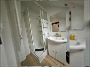 Douche, serviettes fournies, savon, papier toilette