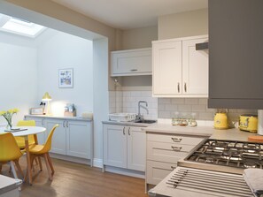 Dishwasher, high chair - 4 bedroom accommodation in Newquay (Newquay)