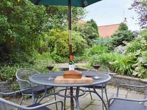 Outdoor dining - 2 bedroom accommodation in Upper Largo, near Leven (Upper Largo, near Leven)