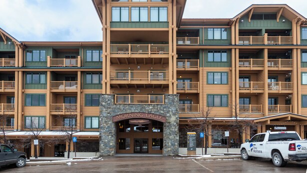 Un hôtel à plusieurs étages, doté d’une façade en pierre, de balcons et d’une enseigne indiquant « Morning Eagle ».