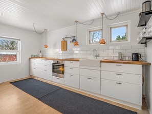 Fridge, microwave, cookware/dishes/utensils - "Menke" - 300m from the sea by Interhome (Rønde)