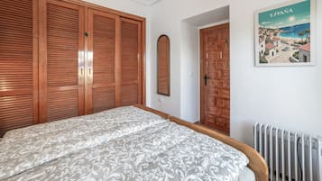 2 chambres, fer et planche à repasser, Wi-Fi, draps fournis