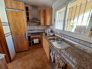 Frigorífico, microondas, horno y placa de cocina