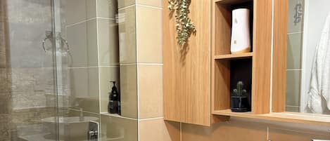 Serviettes fournies, savon, papier de toilette