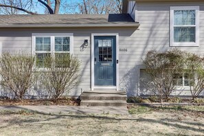 Exterior detail - Stylish 3BR Home | Game Room & 2 King Beds in KC (Overland Park)