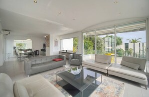 Living area - Villa in the hills, 5 bedrooms, swimming pool (Le Cannet)