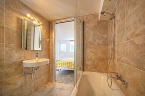 Shower, hair dryer, towels, soap - Villa in the hills, 5 bedrooms, swimming pool (Le Cannet)