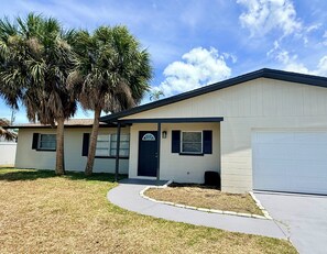 Exterior - Coastal 2 Bedroom Pool Home- Minutes to beach, Close to Restaurants and Shopping (Englewood)