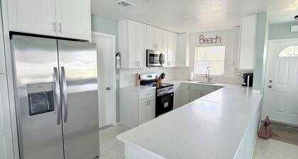 Coastal 2 Bedroom Pool Home- Minutes to beach, Close to Restaurants and Shopping